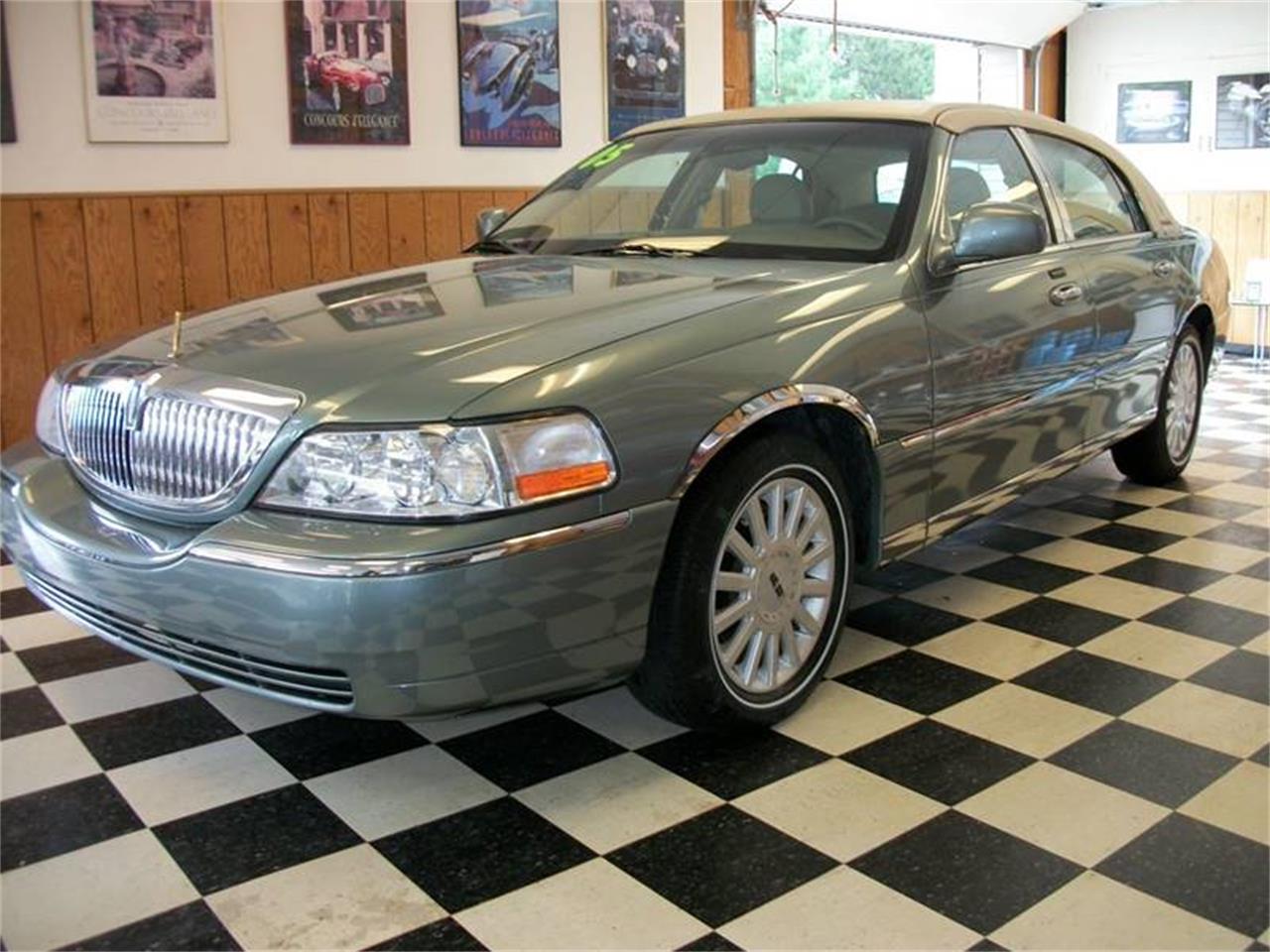 2005 lincoln town car information